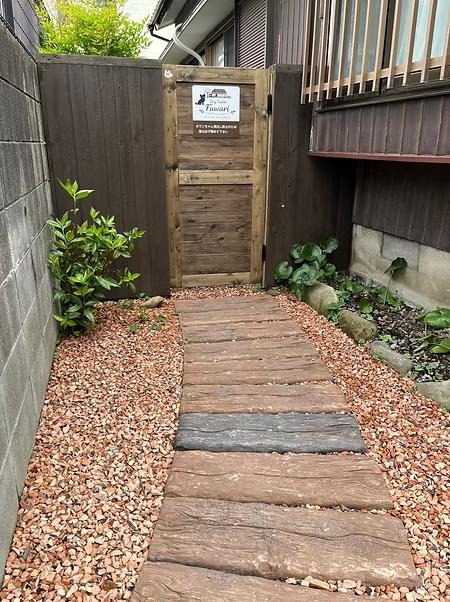 木の扉につながるサロンのアプローチ