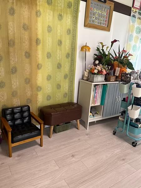 黄色いカーテンと椅子があるFuwariの店内